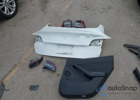 2021 Tesla Model 3 Standard Range Plus Rear-Wheel Drive z USA, uszkodzony, nr VIN 5YJ3E1EA3MF048329